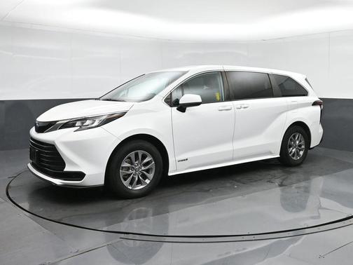 2021 Toyota Sienna LE