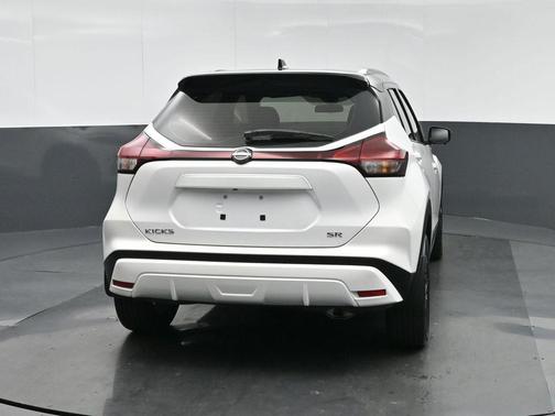 2022 Nissan Kicks SR