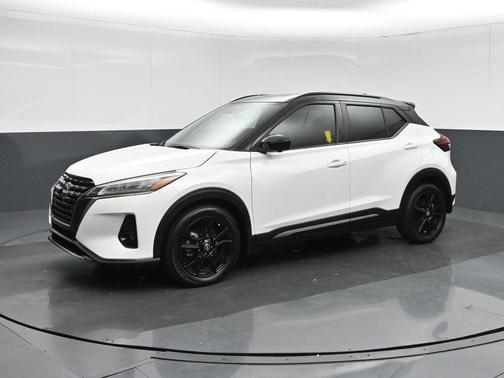 2022 Nissan Kicks SR