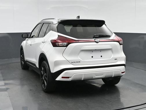 2022 Nissan Kicks SR