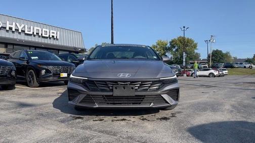 2025 Hyundai ELANTRA SE