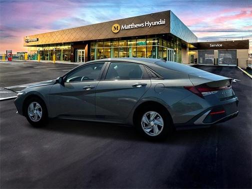 2025 Hyundai ELANTRA SE