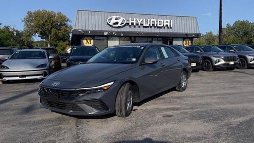 2025 Hyundai ELANTRA SE