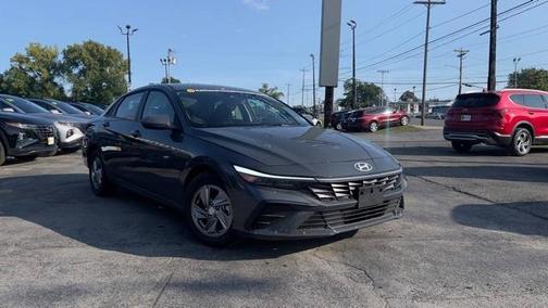 2025 Hyundai ELANTRA SE