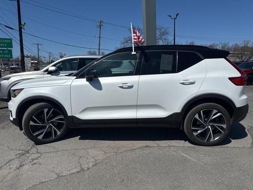 2021 Volvo XC40 T5 R-Design