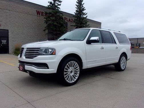 White 2015 Lincoln Navigator Base