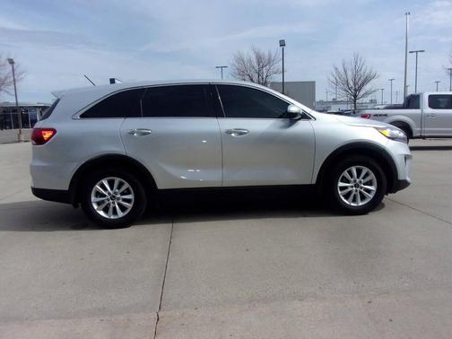 Silver 2019 Kia Sorento LX