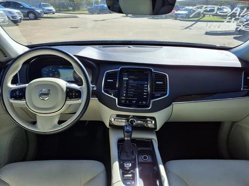 2016 Volvo XC90 T6 Momentum