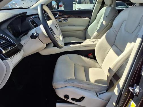 2016 Volvo XC90 T6 Momentum