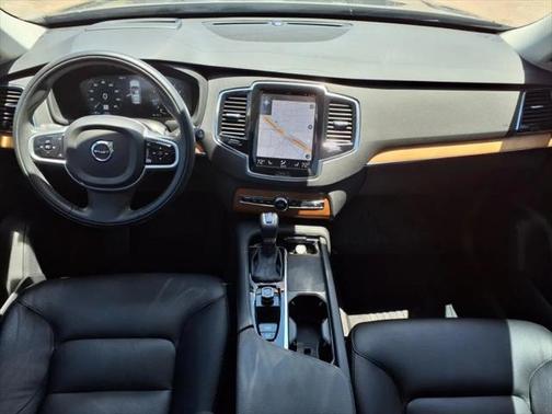 2022 Volvo XC90 T5 Momentum