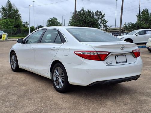 Super White 2015 Toyota Camry SE