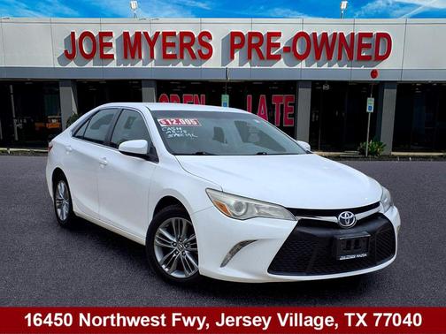 Super White 2015 Toyota Camry SE