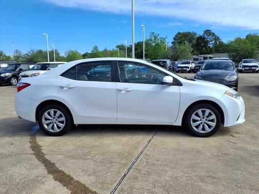 Super White 2016 Toyota Corolla LE