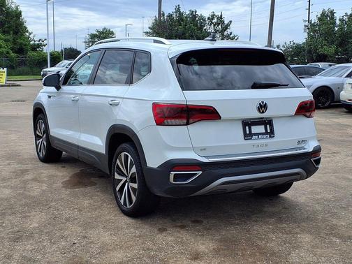 Pure White 2023 Volkswagen Taos 1.5T SE