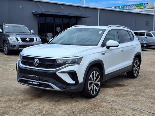 Pure White 2023 Volkswagen Taos 1.5T SE