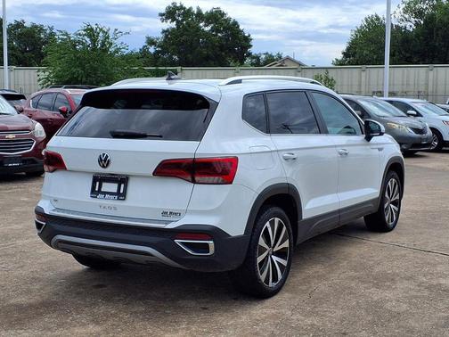 Pure White 2023 Volkswagen Taos 1.5T SE