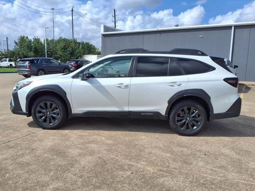 Crystal White Pearl 2023 Subaru Outback Onyx Edition