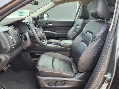 2023 Nissan Pathfinder SL FWD