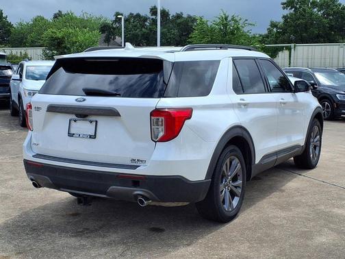 Star White Metallic Tri-Coat 2023 Ford Explorer XLT