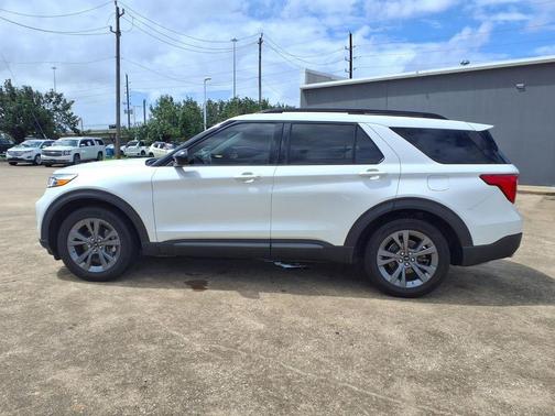 Star White Metallic Tri-Coat 2023 Ford Explorer XLT