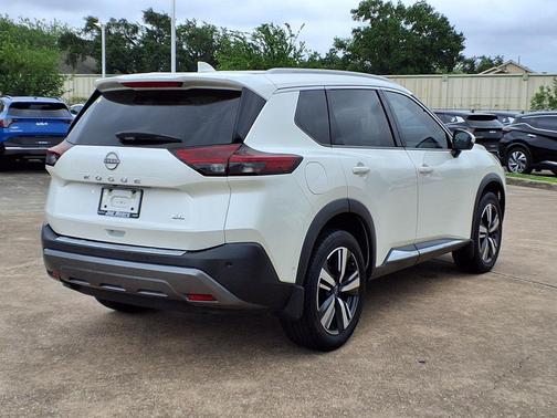 Pearl White Tricoat 2023 Nissan Rogue SL