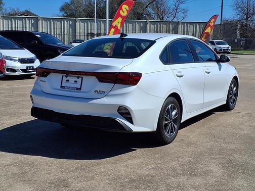 Snow White Pearl 2024 Kia Forte LXS