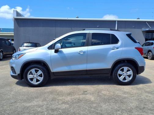 Silver Ice Metallic 2022 Chevrolet Trax LT