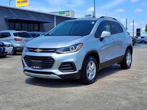 Silver Ice Metallic 2022 Chevrolet Trax LT