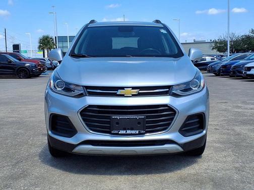 Silver Ice Metallic 2022 Chevrolet Trax LT