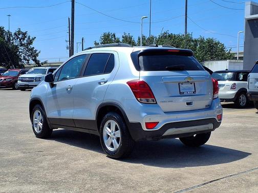 Silver Ice Metallic 2022 Chevrolet Trax LT