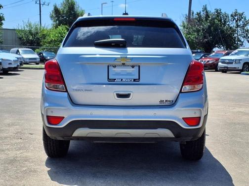 Silver Ice Metallic 2022 Chevrolet Trax LT