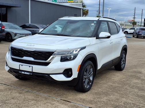 Snow White Pearl 2023 Kia Seltos S