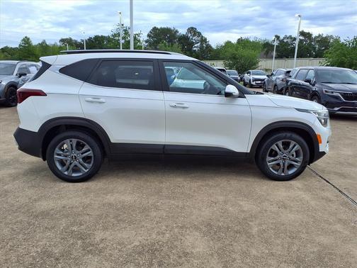 Snow White Pearl 2023 Kia Seltos S