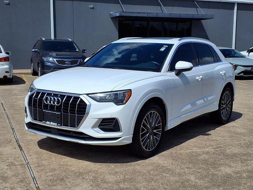 Ibis White 2022 Audi Q3 40 Premium