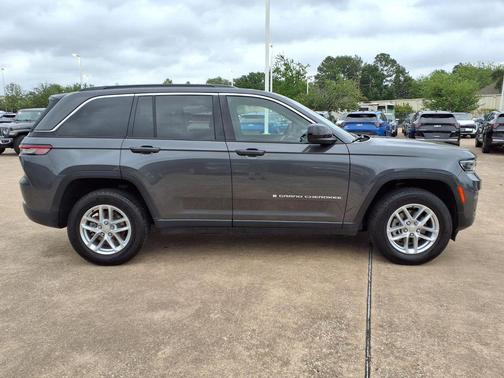 Baltic Gray Metallic Clearcoat 2025 Jeep Grand Cherokee Laredo