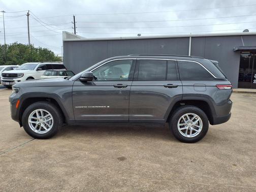 Baltic Gray Metallic Clearcoat 2025 Jeep Grand Cherokee Laredo