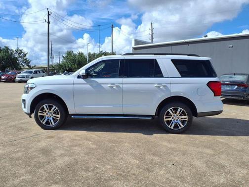 Oxford White 2022 Ford Expedition XLT
