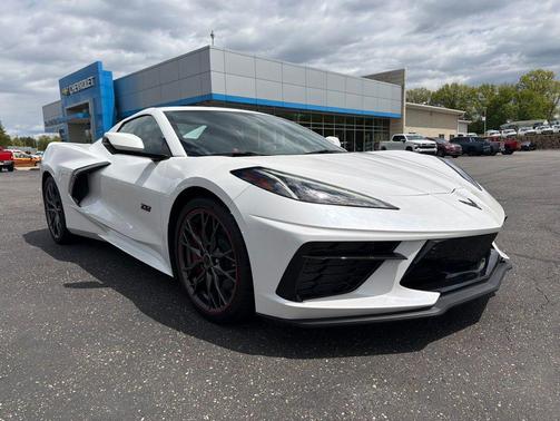 White Pearl Metallic Tricoat 2023 Chevrolet Corvette Stingray w/3LT