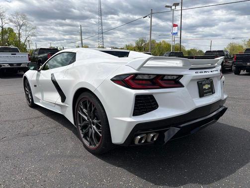 White Pearl Metallic Tricoat 2023 Chevrolet Corvette Stingray w/3LT