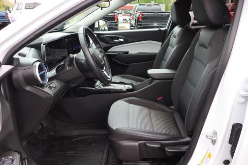 Summit White 2025 Chevrolet Trax LT