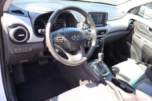 Chalk White 2018 Hyundai KONA SEL