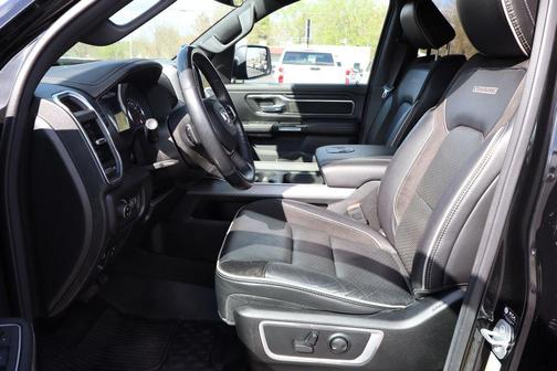 Diamond Black Crystal Pearlcoat 2023 RAM 1500 Laramie