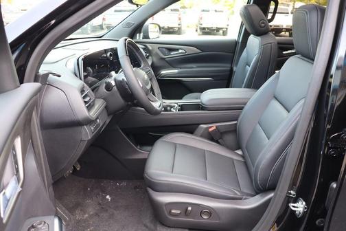 Mosaic Black Metallic 2026 Chevrolet Traverse LT