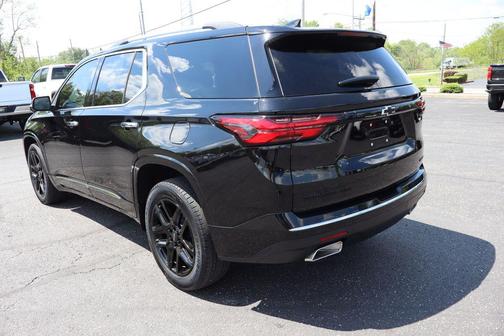 Mosaic Black Metallic 2022 Chevrolet Traverse Premier