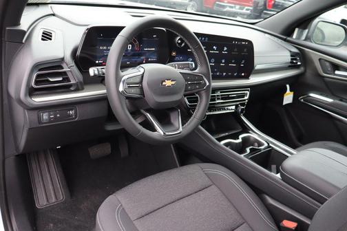 Summit White 2026 Chevrolet Traverse LT
