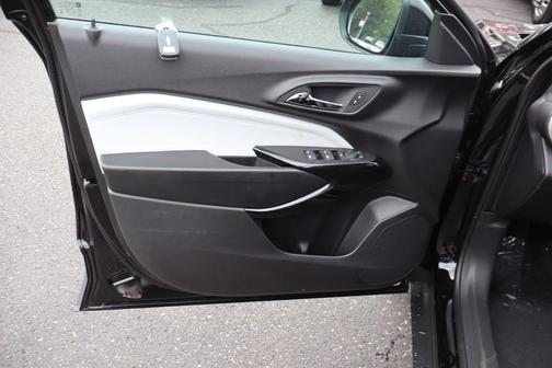 Mosaic Black Metallic 2026 Chevrolet Trax LT