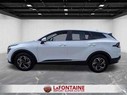 White Pearl 2025 Kia Sportage LX