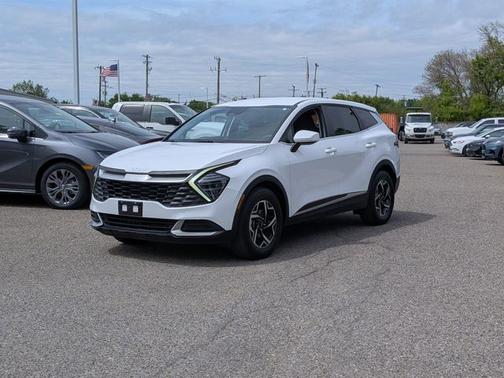 White Pearl 2025 Kia Sportage LX