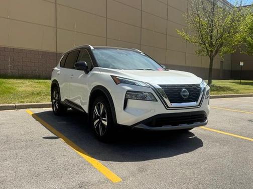2 Tone White / Black Roof 2023 Nissan Rogue SL