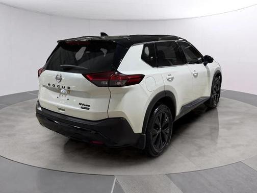 2 Tone White / Black Roof 2023 Nissan Rogue SV